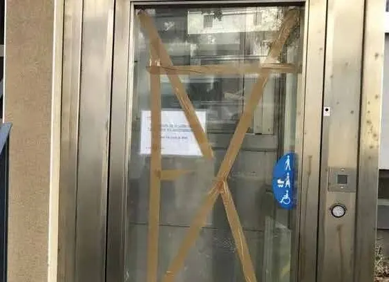 Porte d’ascenseur condamnée et hors service dans un hall
