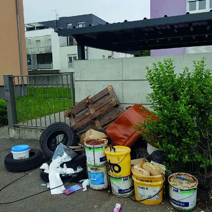 Pots de peinture, pneus et déchets abandonnés au pied d’un immeuble