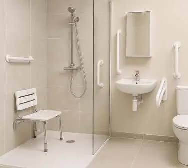 Salle de douche adaptée avec siège et barres d’appui