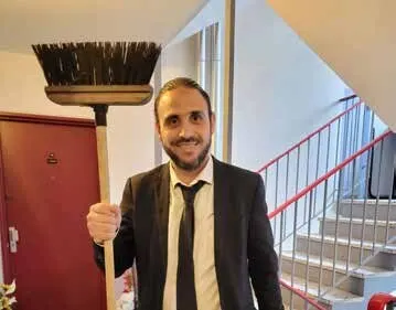 Le président d’ALIS tient le balai devenu symbole de l’action